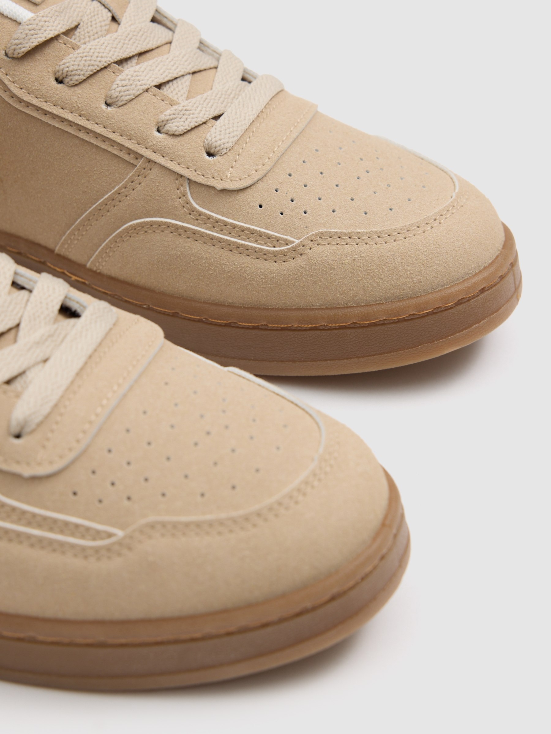Deportiva baja efecto piel beige