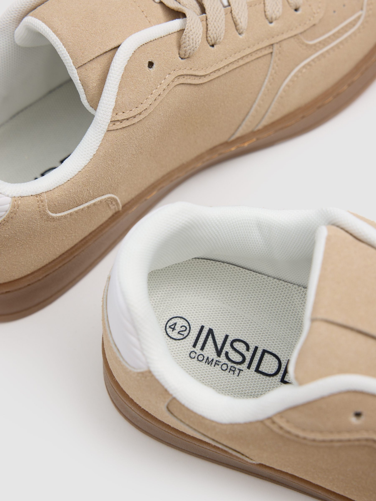 Low-top sports shoe with leather effect beige detail view
