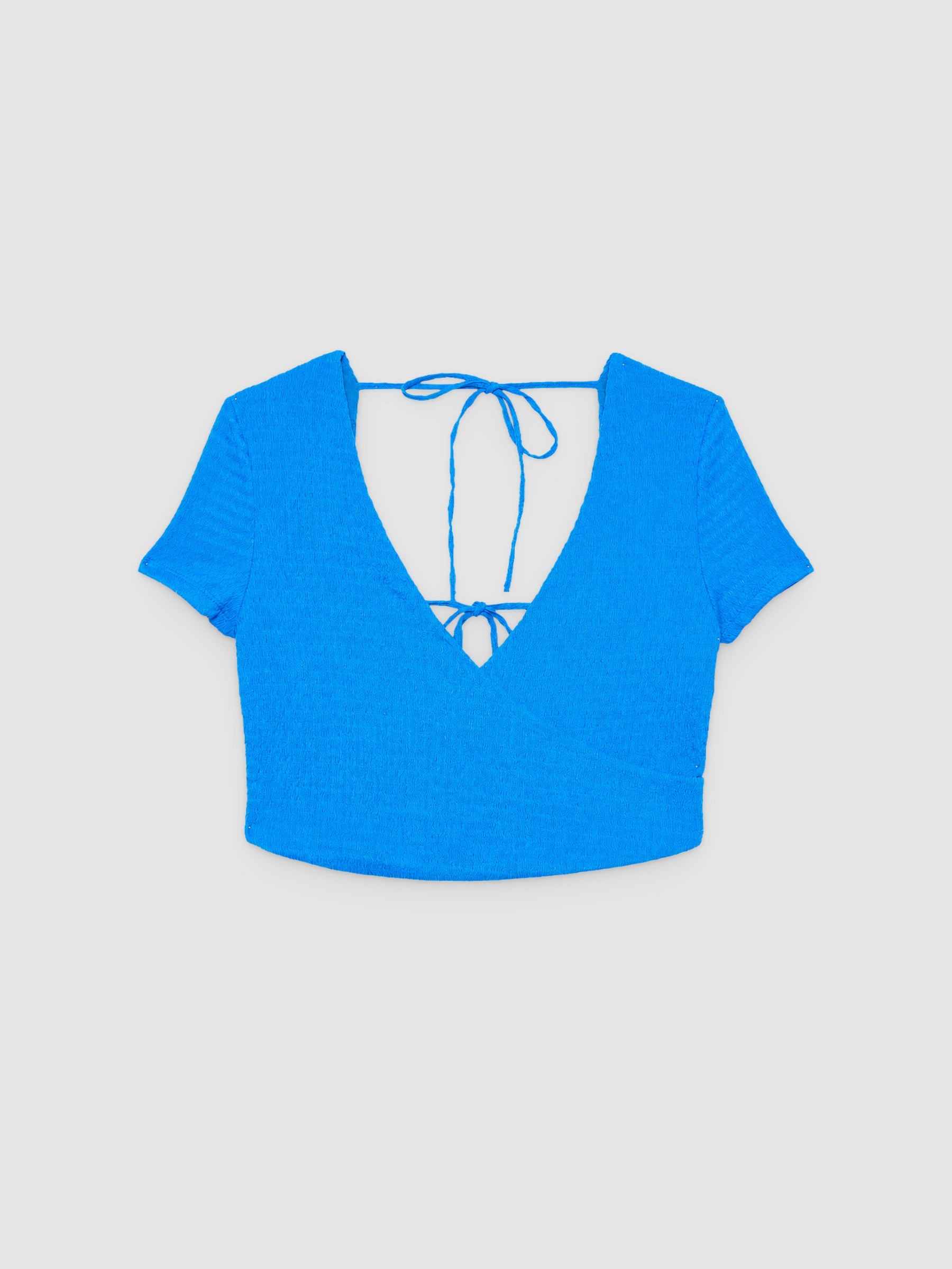 Camiseta lazada a la espalda azul eléctrico vista media frontal