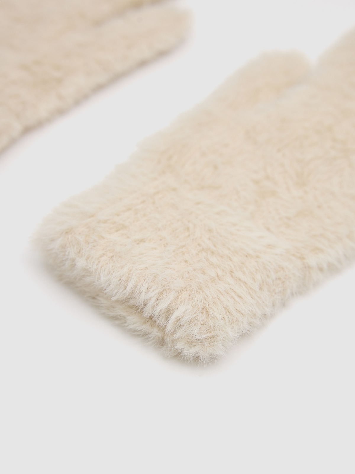 Guantes blancos de pelo beige vista detalle