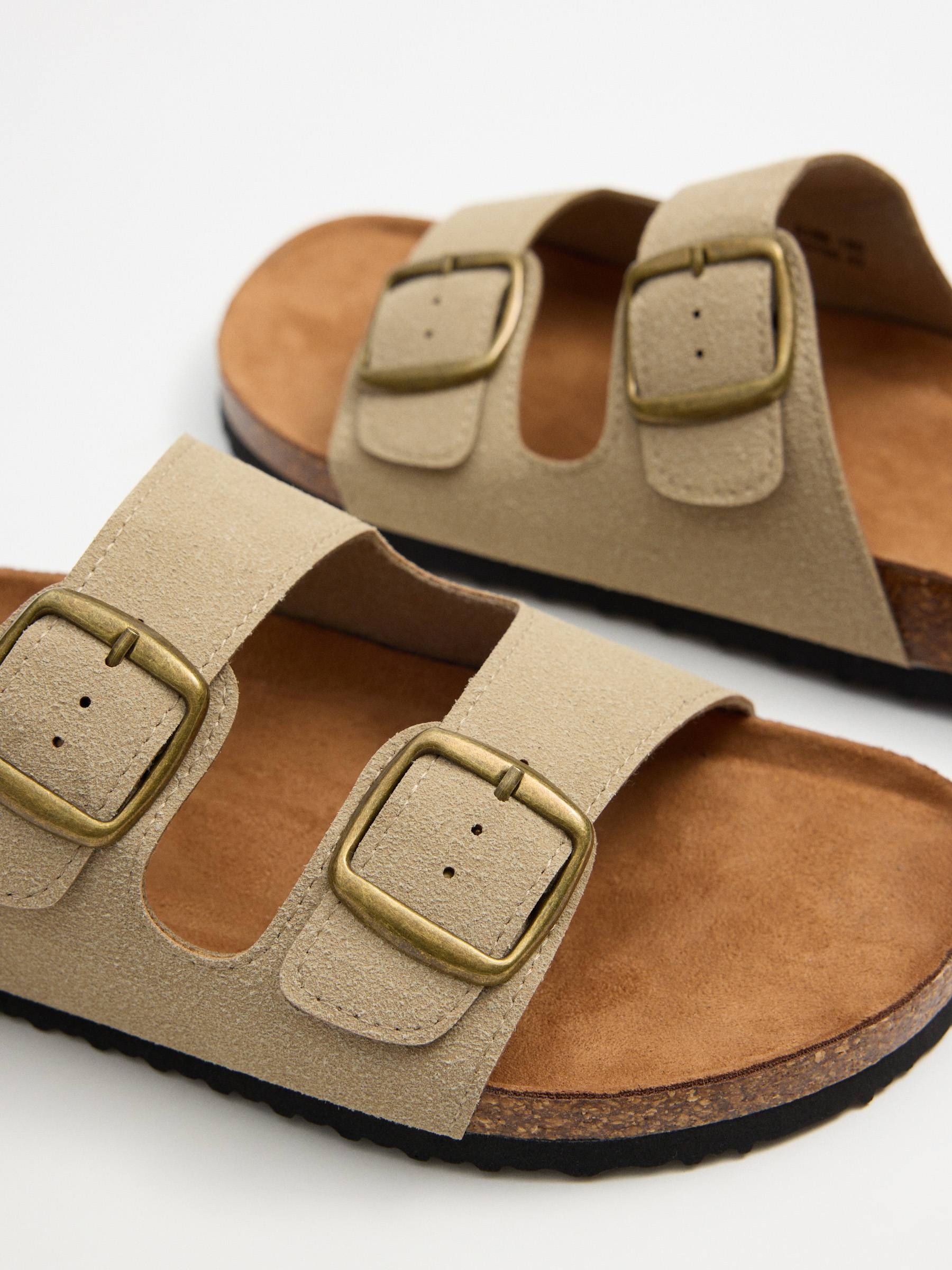 Flat sandal with double strap buckle sand. sand