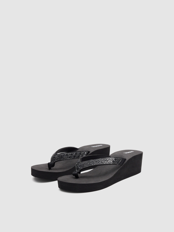 Chanclas cuña detalle pedrería negro vista frontal 45º