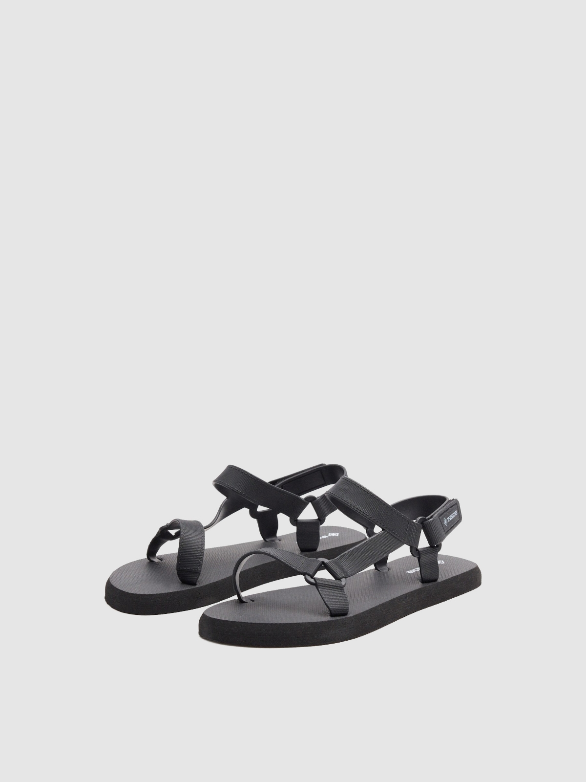 Sandalia tiras velcro negro vista frontal 45º