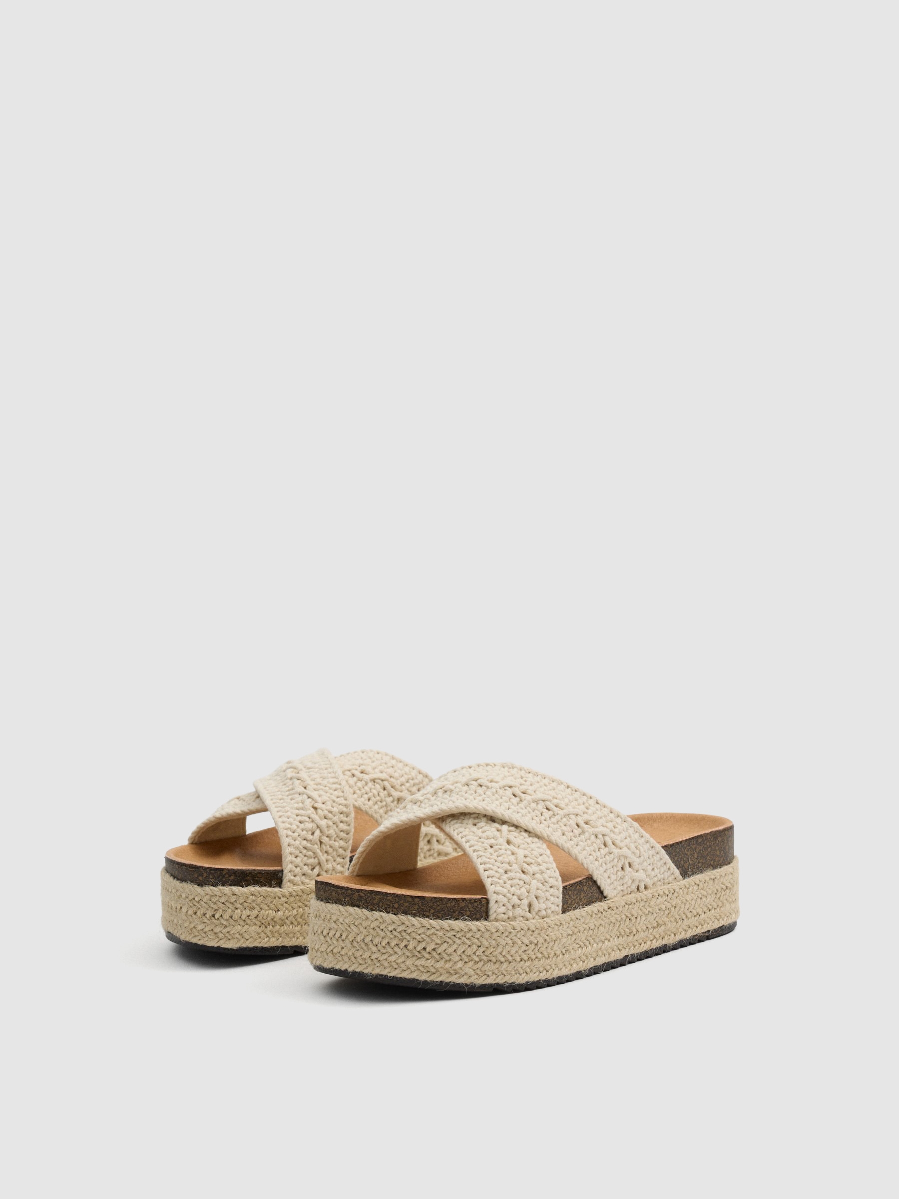 Sandalias plataforma tiras cruzadas ganchillo blanco roto