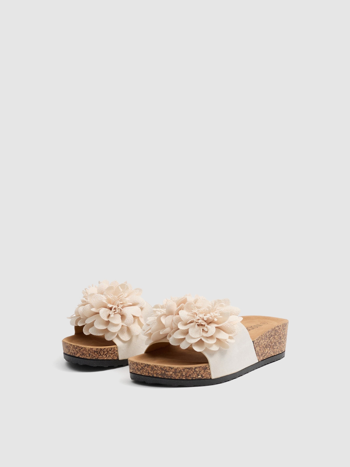White flower wedges off white 45º front view
