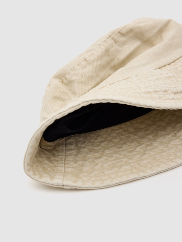 Gorro bucket sencillo beige vista detalle