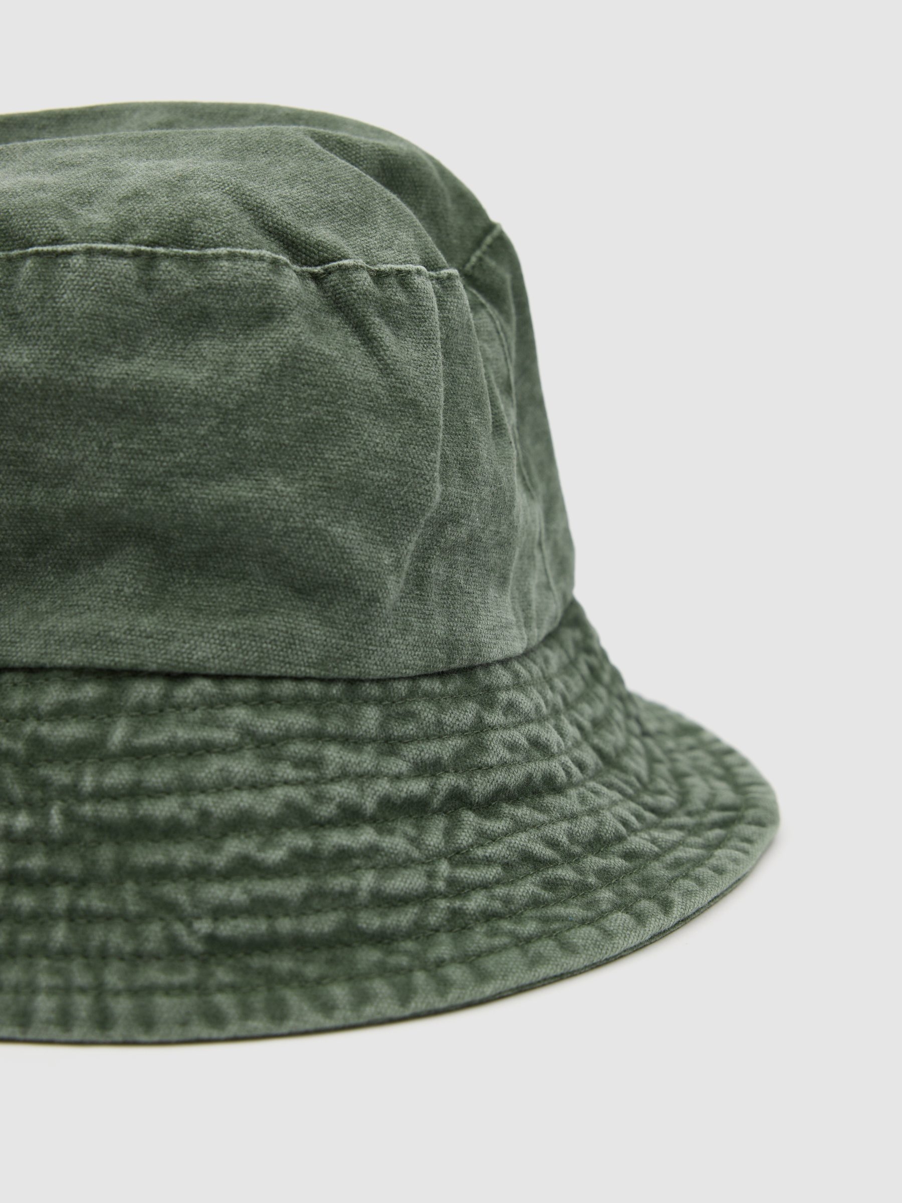 Gorro bucket simples verde vista lateral frontal 45º