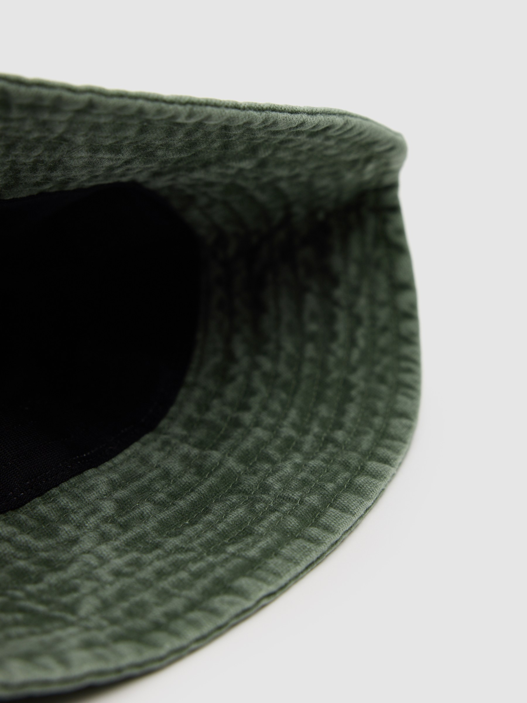 Gorro bucket sencillo verde vista lateral frontal 45º