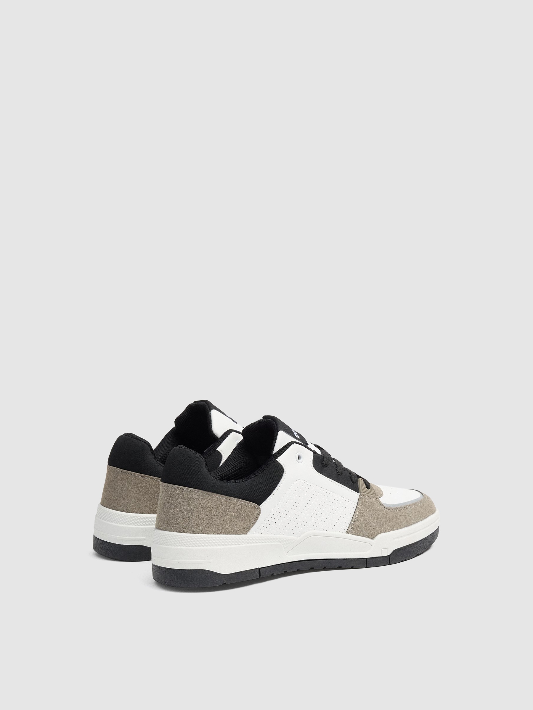 Tênis baixos skatista combinados branco vista perfil