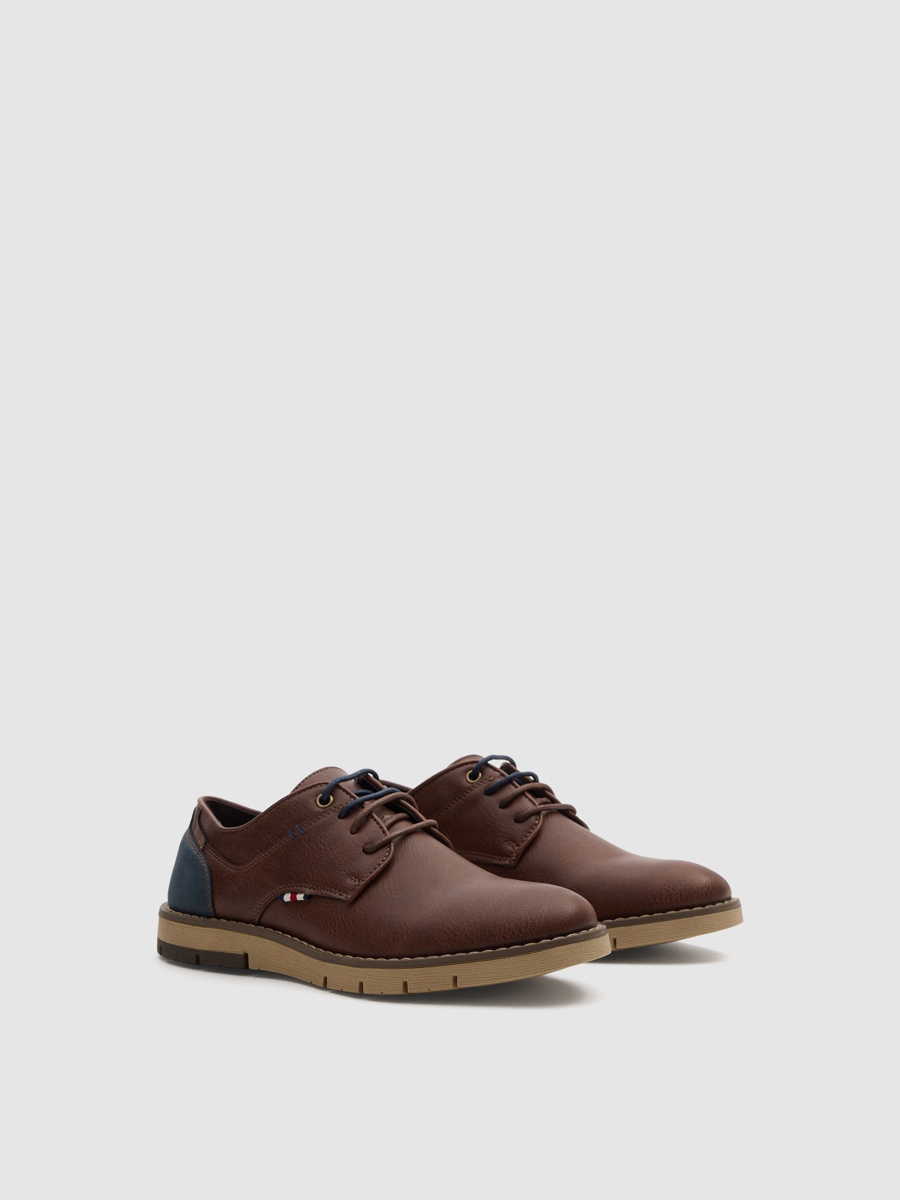 Zapato clásico bicolor marrón oscuro