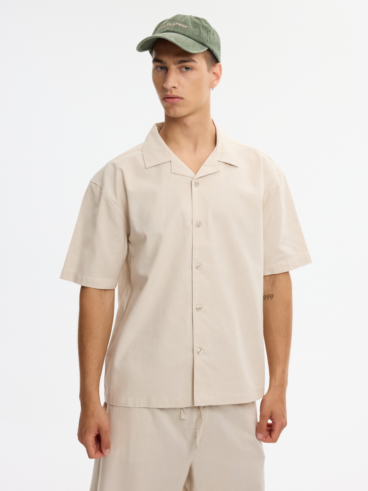Camisa de linho oversized gola resort crua vista meia frontal