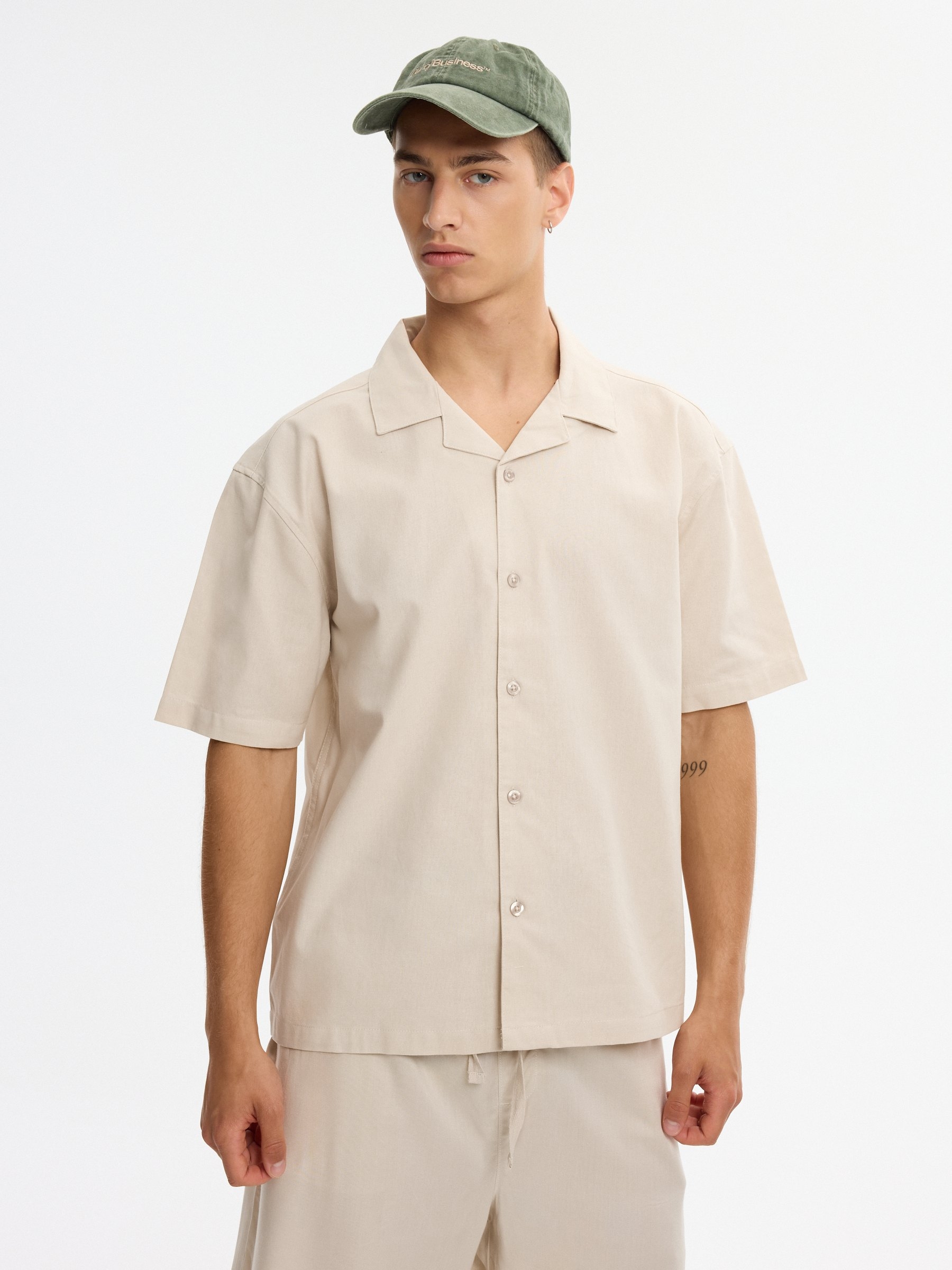 Camisa de linho oversized gola resort crua vista meia frontal