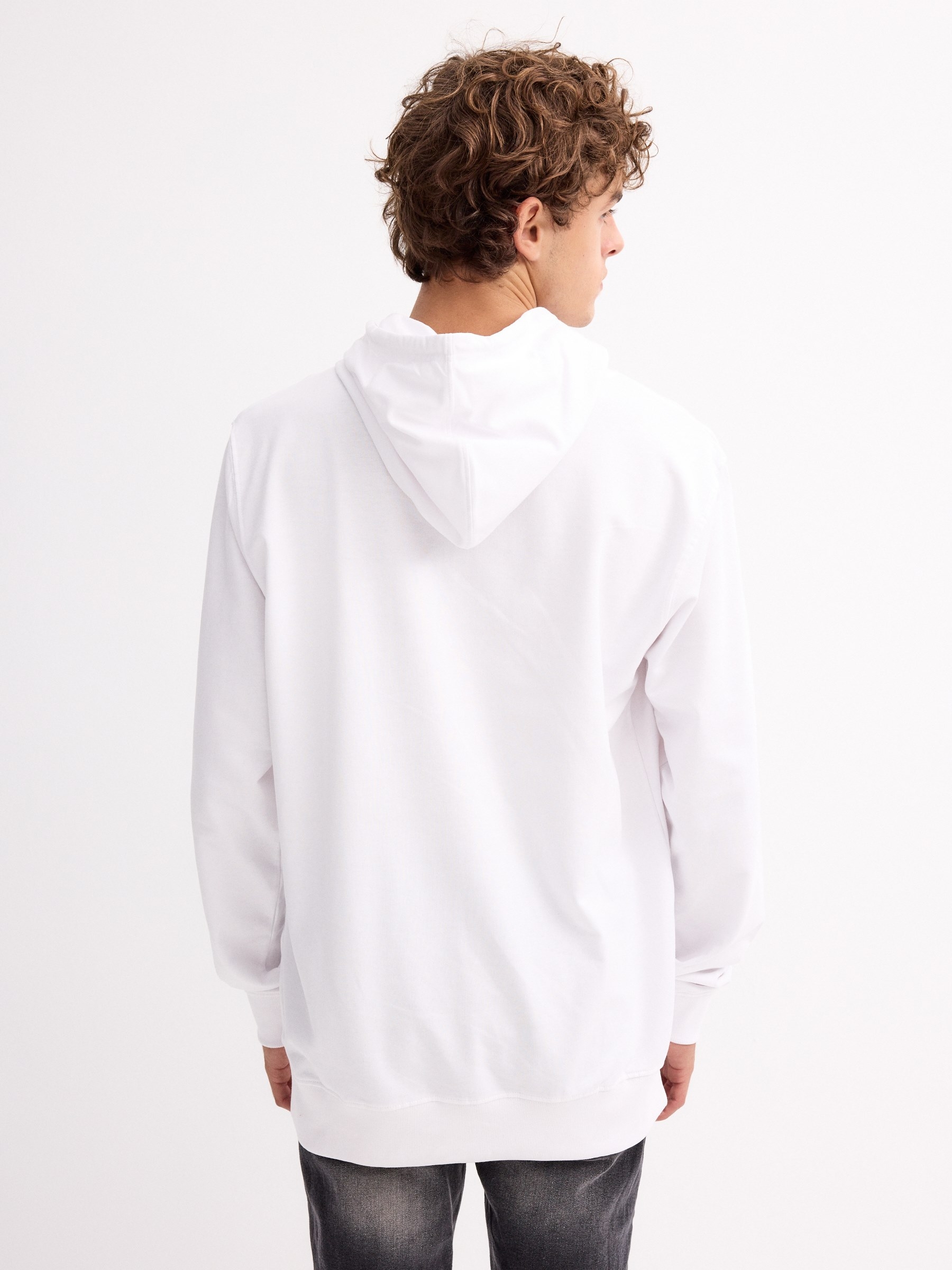 Camisola canguru com logótipo branco vista meia frontal