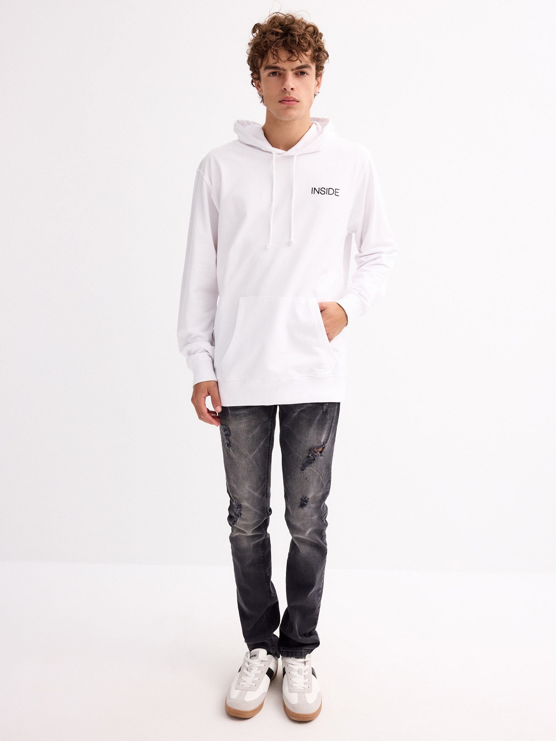 Camisola canguru com logótipo branco vista meia frontal