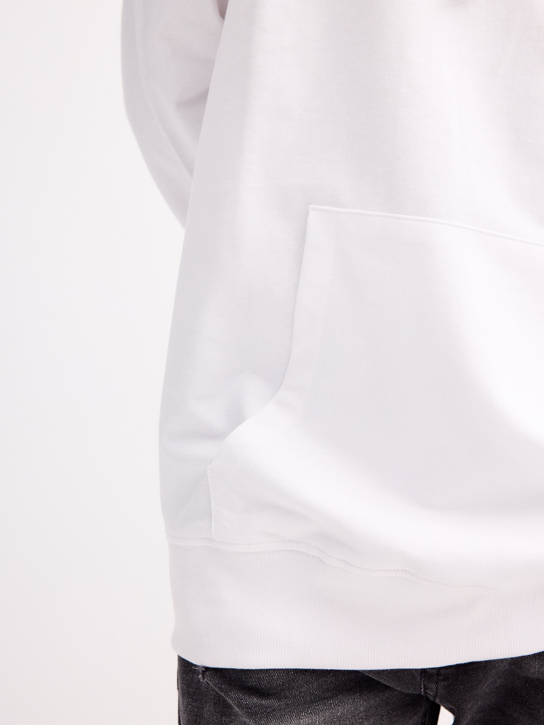 Camisola canguru com logótipo branco vista meia frontal