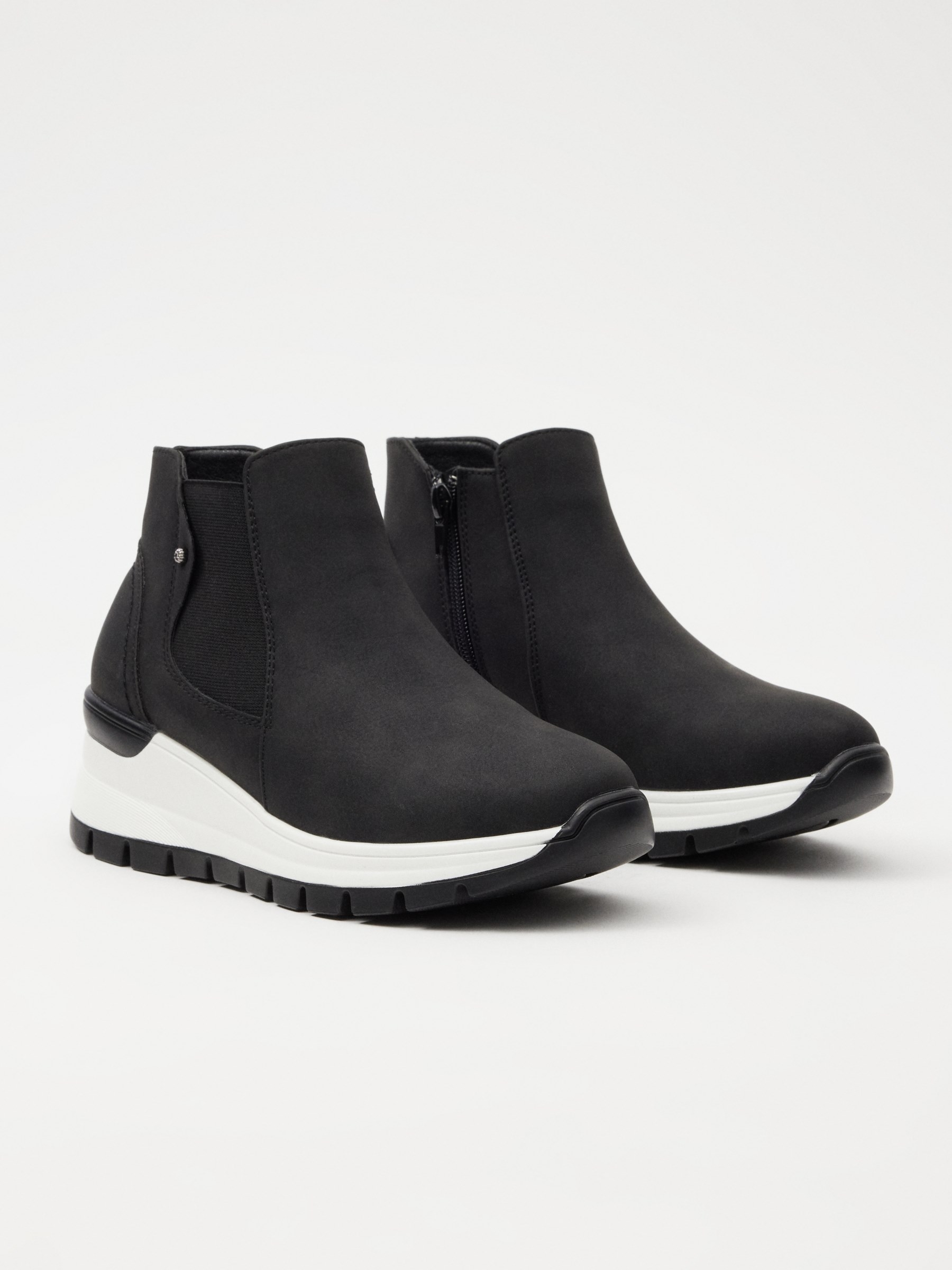 Deportiva estilo bota negro