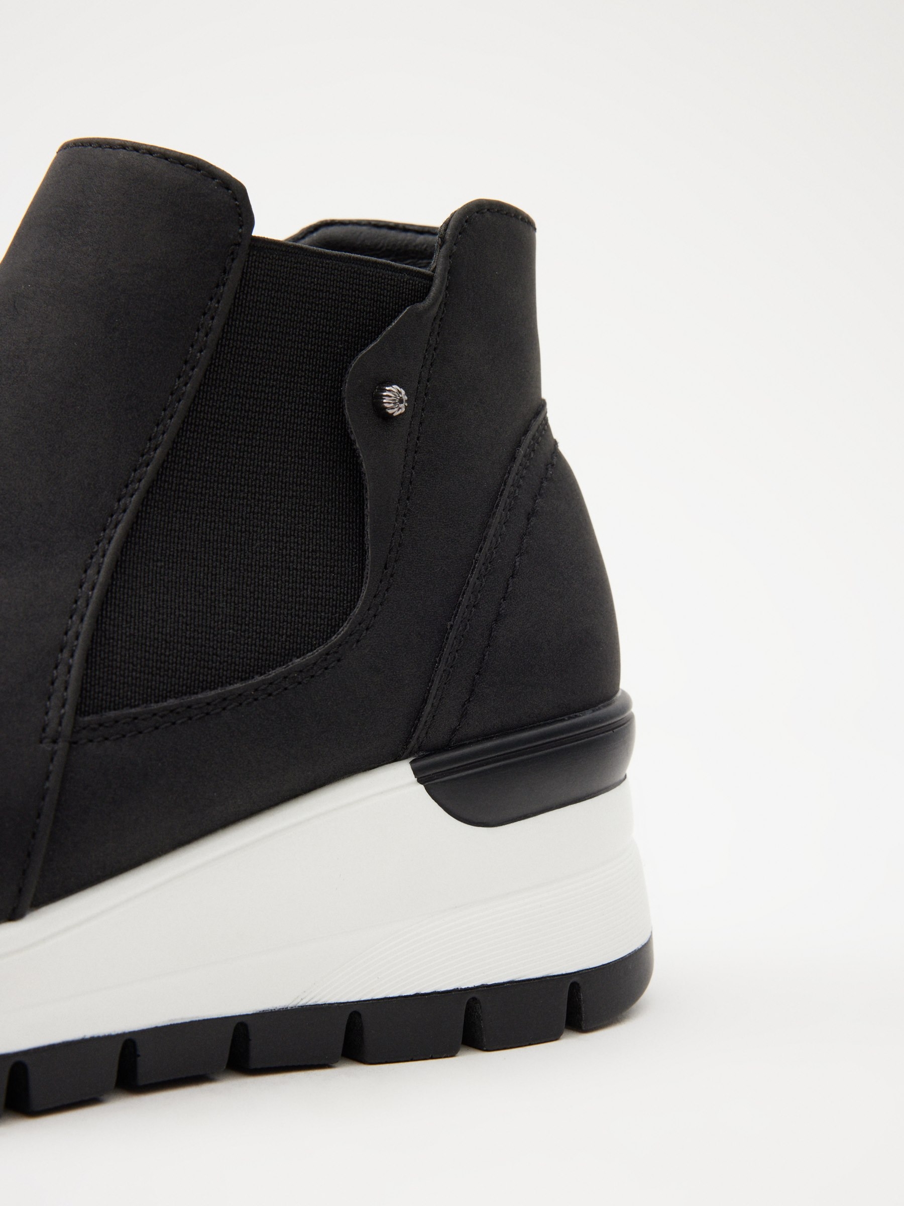 Deportiva estilo bota negro