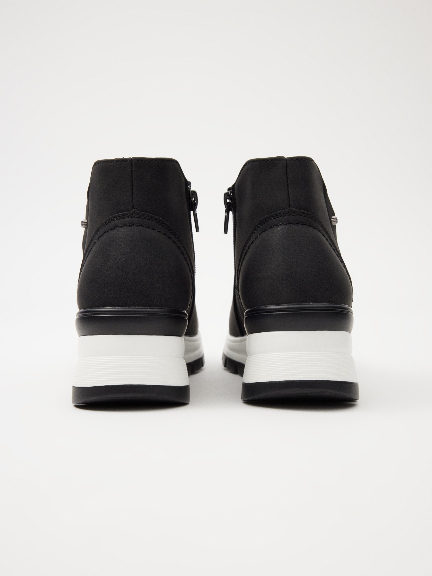 Deportiva estilo bota negro