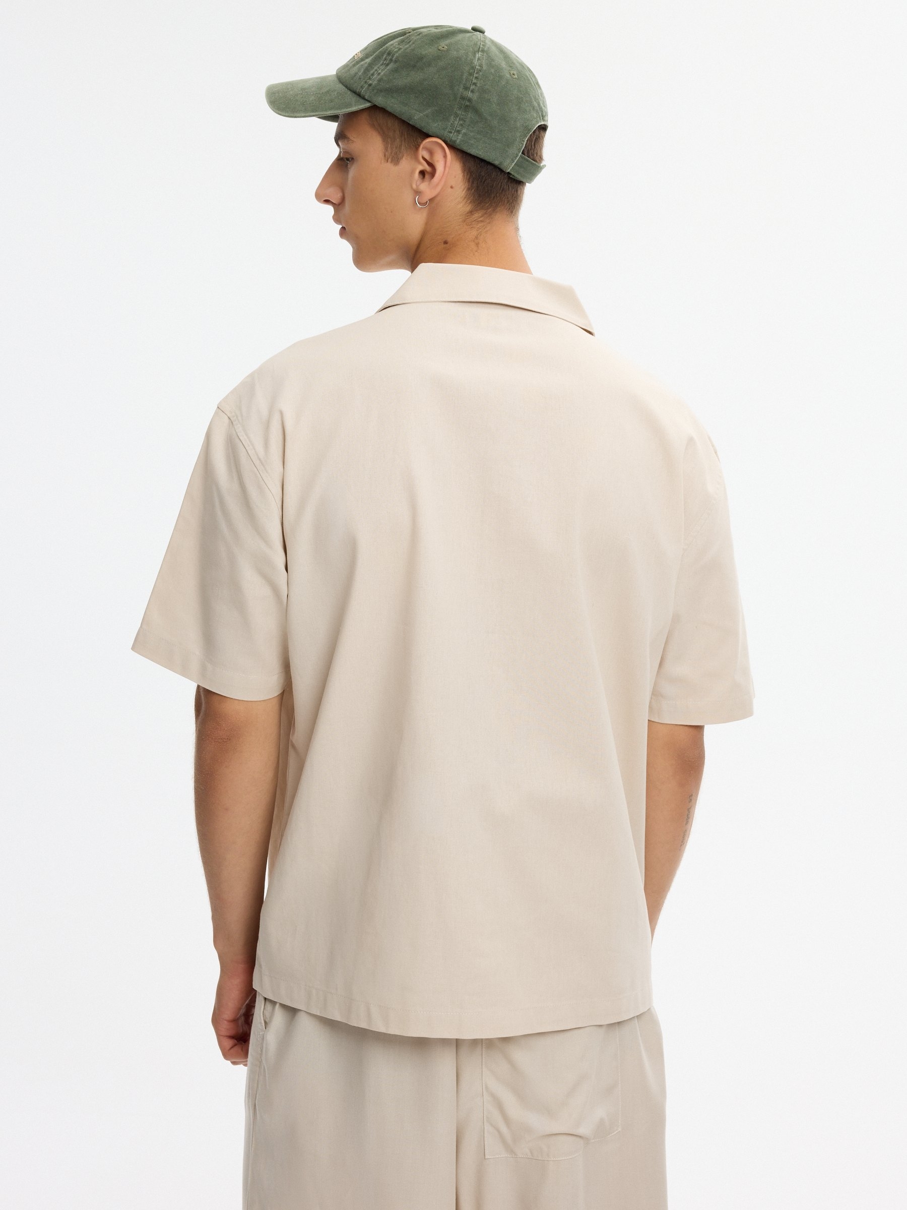 Camisa de linho oversized gola resort crua vista meia frontal