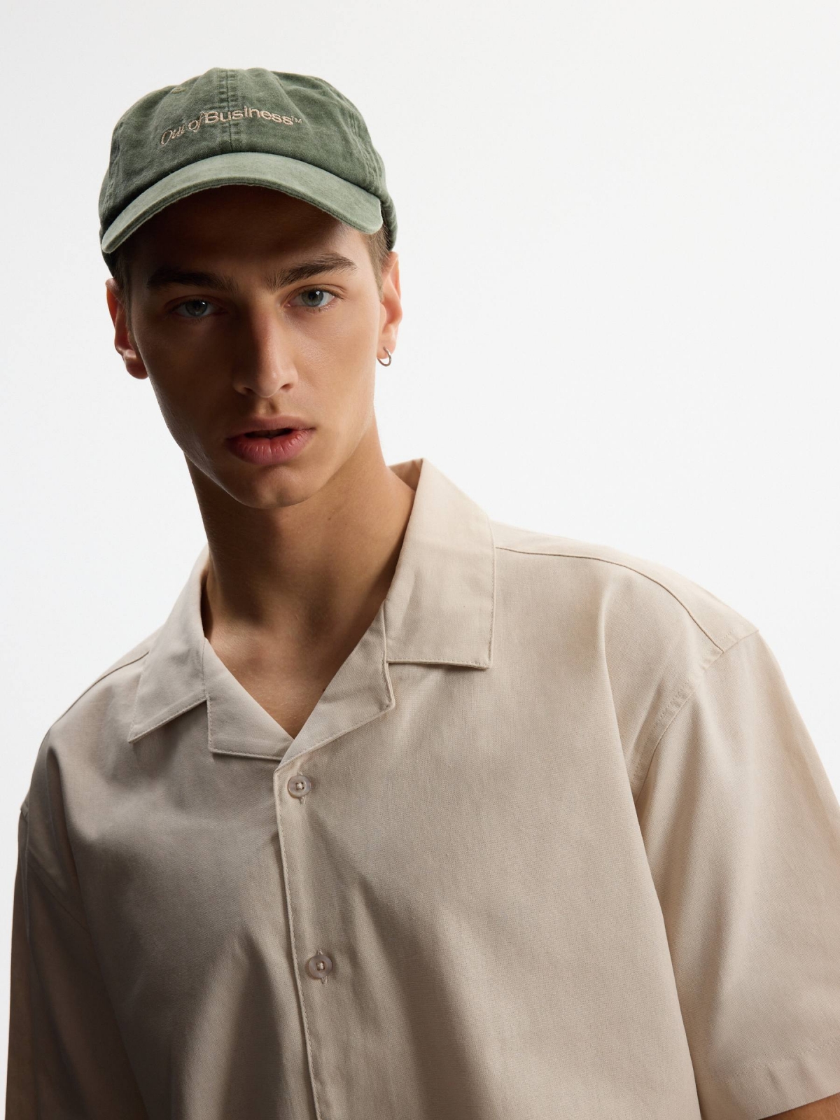 Camisa de linho oversized gola resort crua vista detalhe