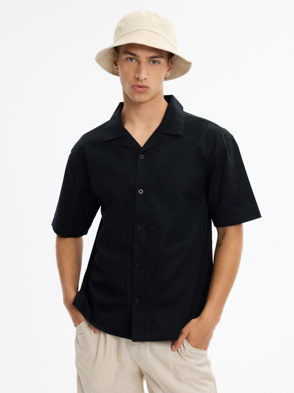 Camisa de linho oversized gola resort preto vista meia frontal