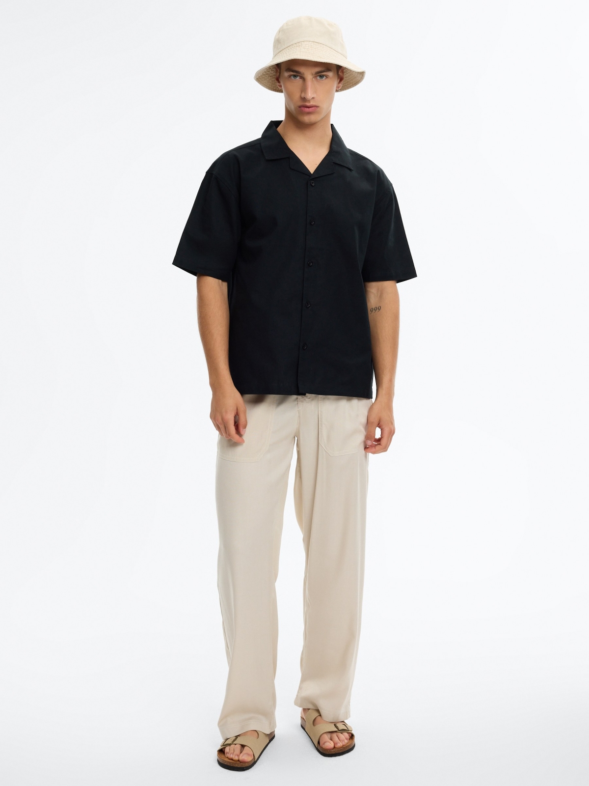 Camisa de linho oversized gola resort preto vista geral frontal