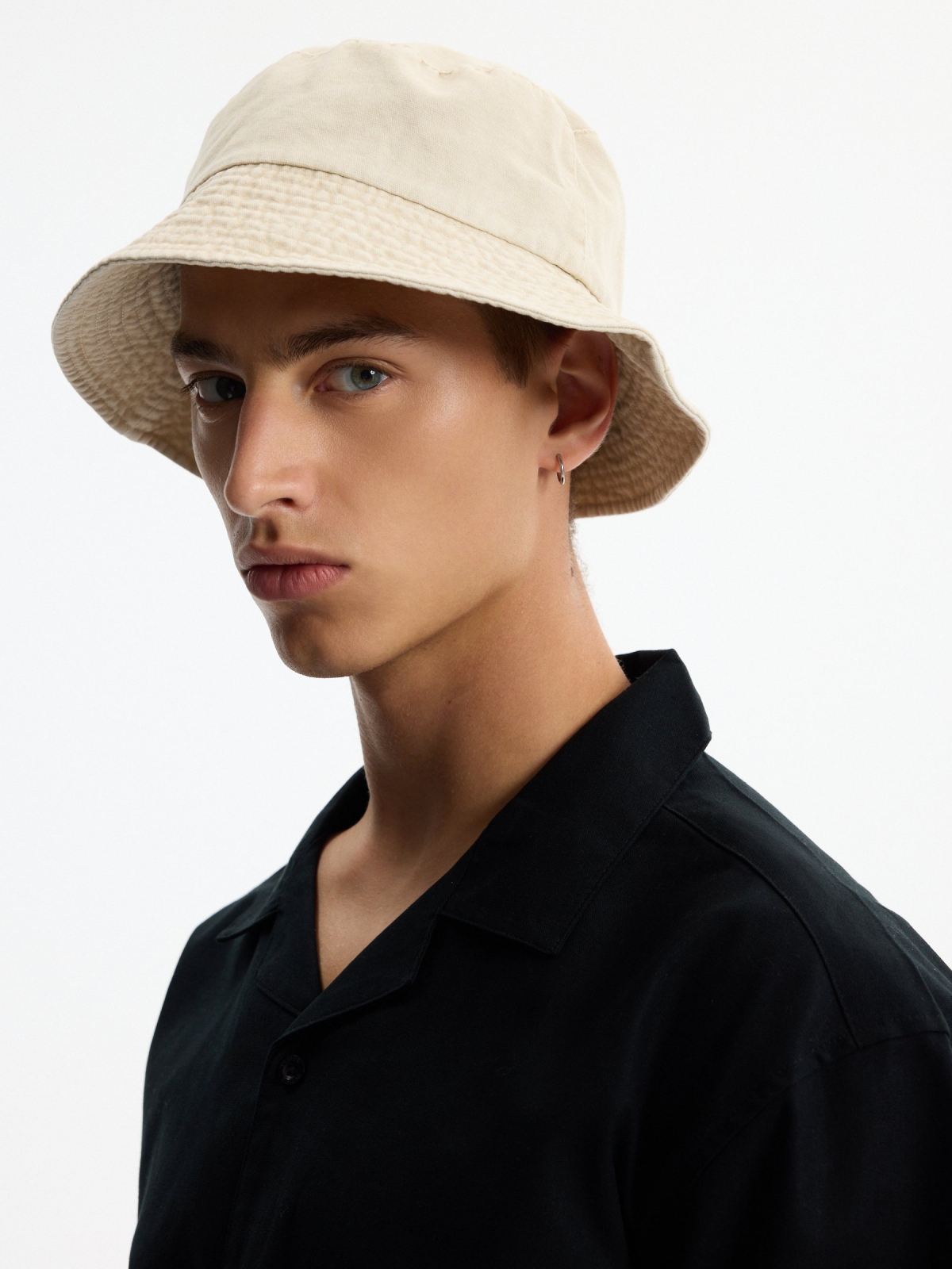 Camisa de linho oversized gola resort preto vista detalhe