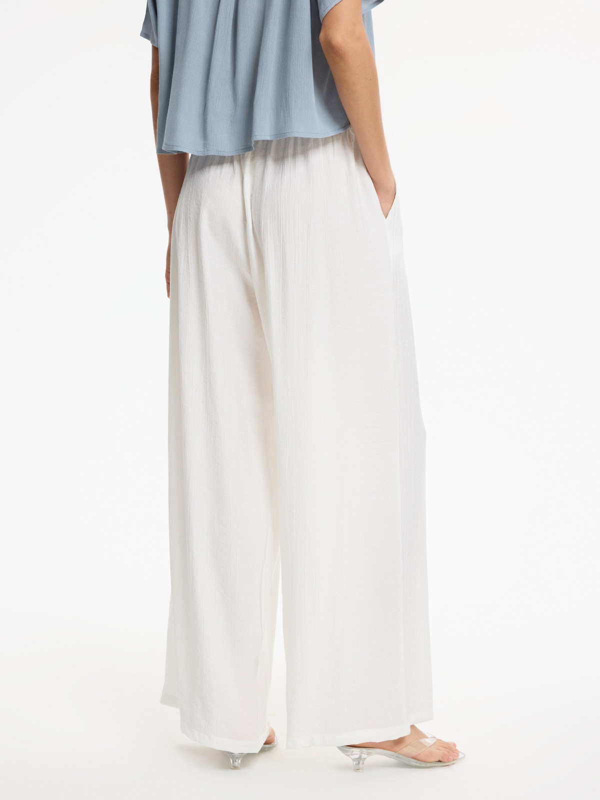 Pantalón fluido wide leg beige vista media trasera