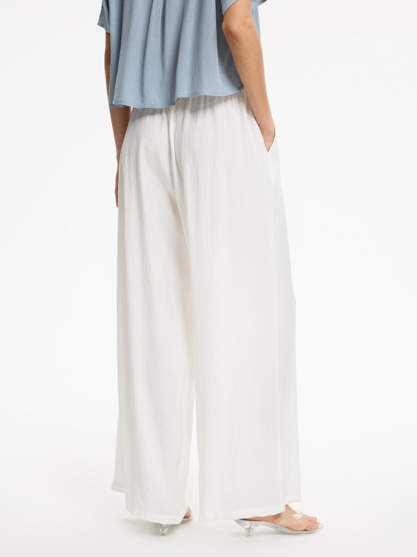 Pantalón fluido wide leg beige vista media trasera