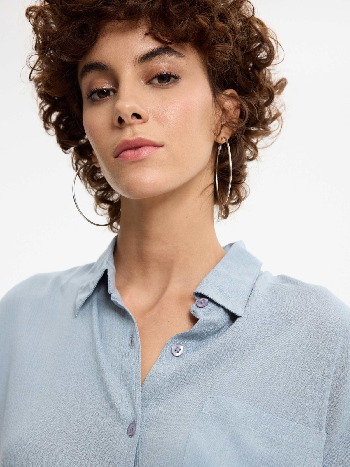 Camisa crop bambula azul acero vista detalle