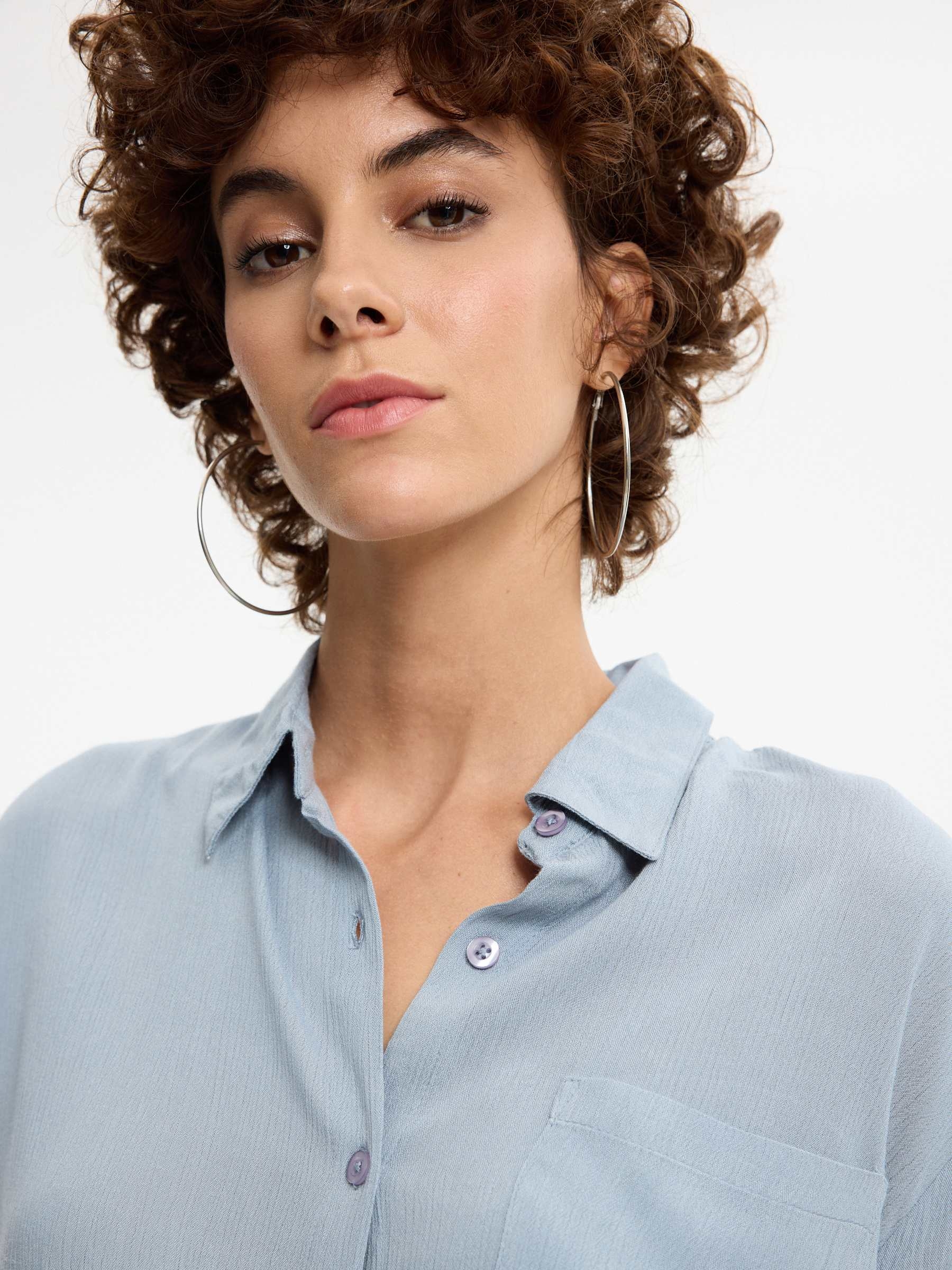 Camisa crop bambula azul aço vista meia frontal