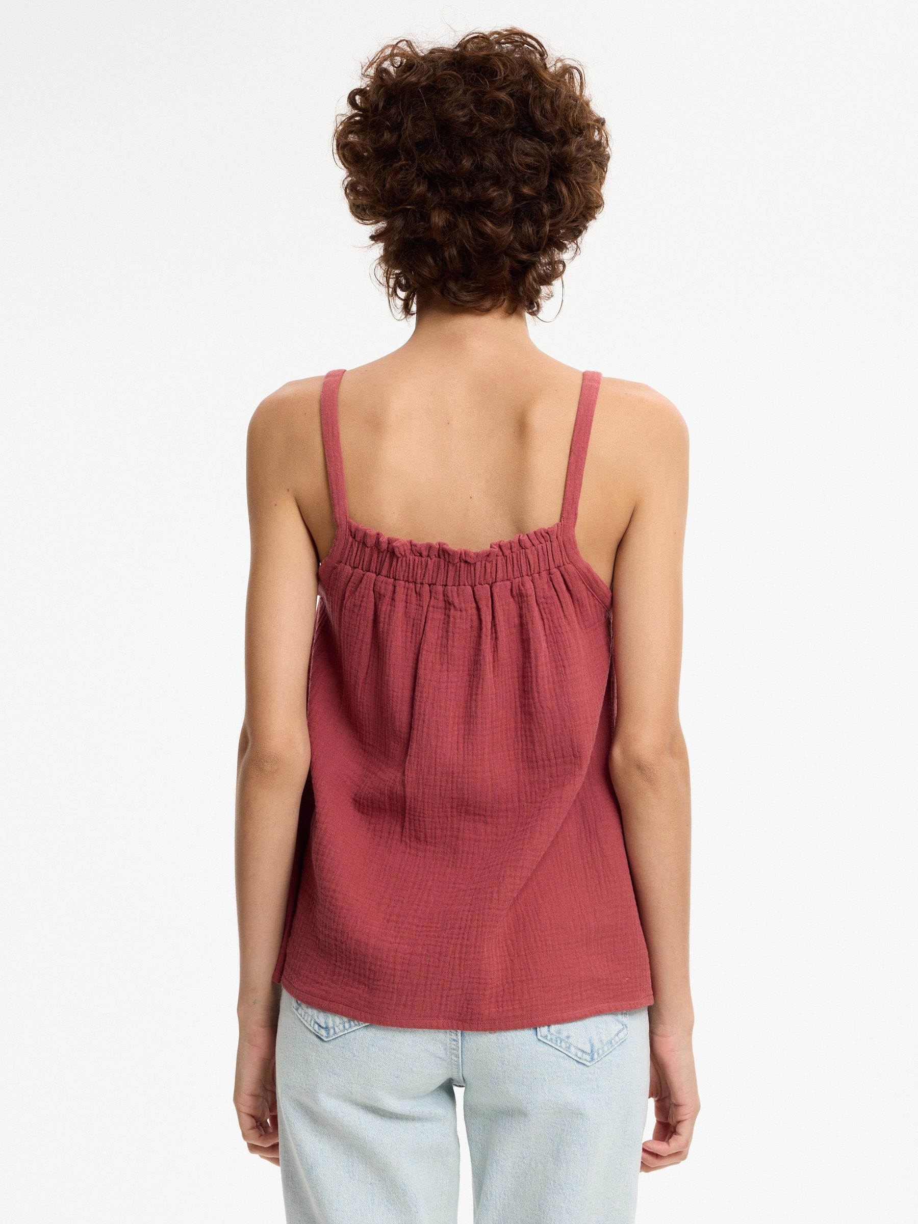 Blusa de alças bambula vermelho mineral vista meia frontal