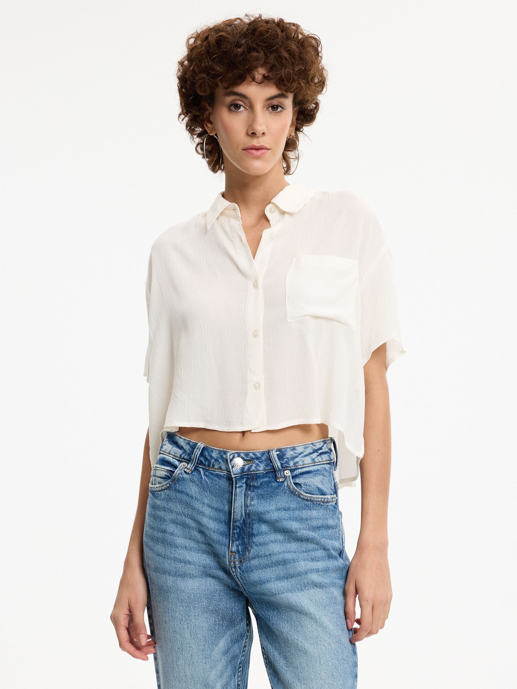 Camisa crop bambula beige vista media frontal
