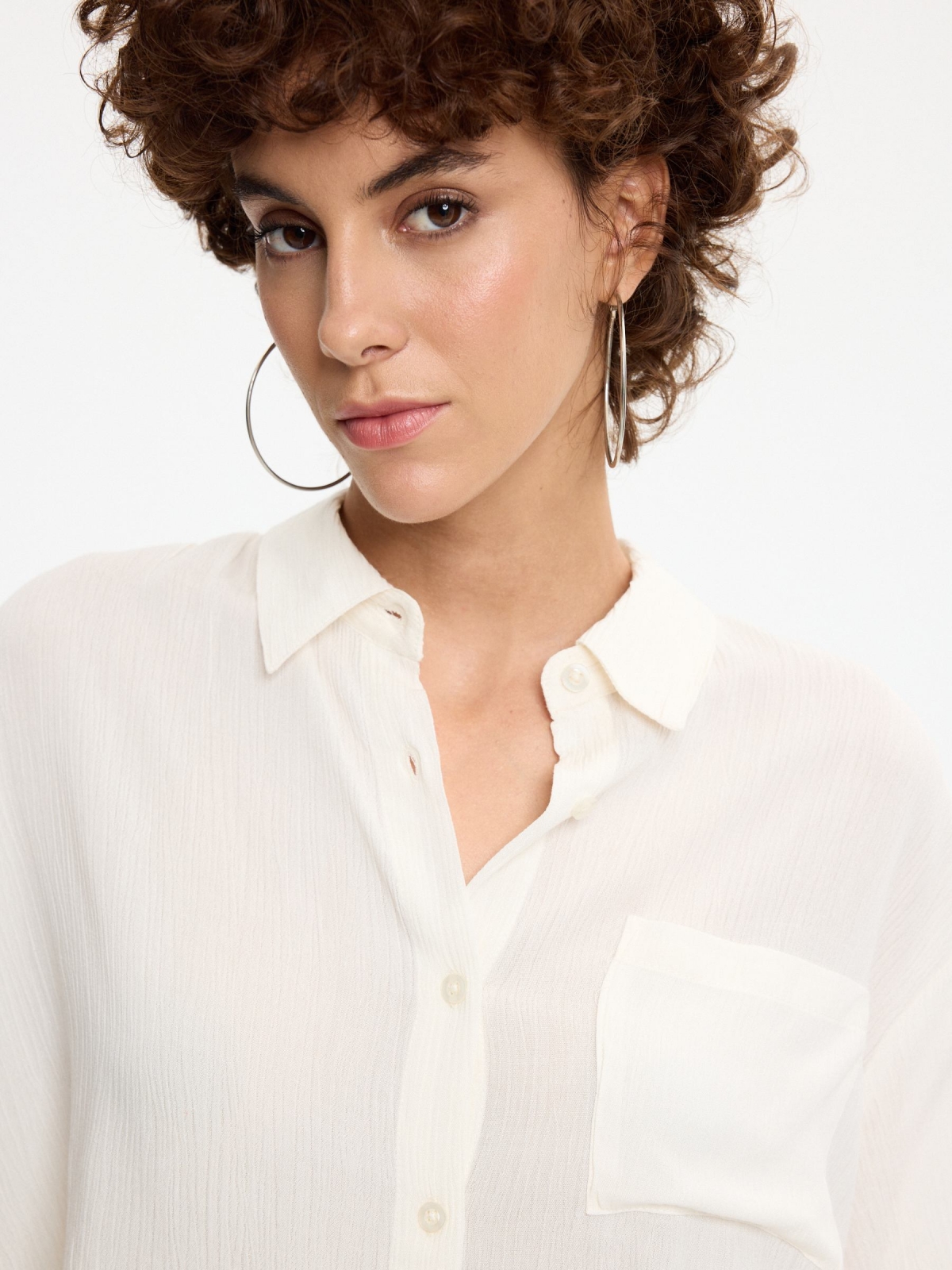 Camisa crop bambula bege vista detalhe