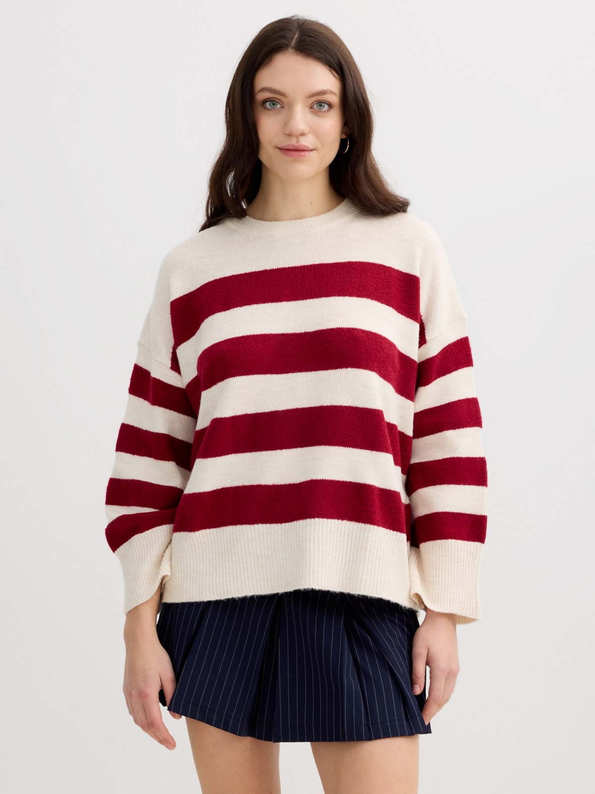 Suéter oversized listrado vermelho vista meia frontal