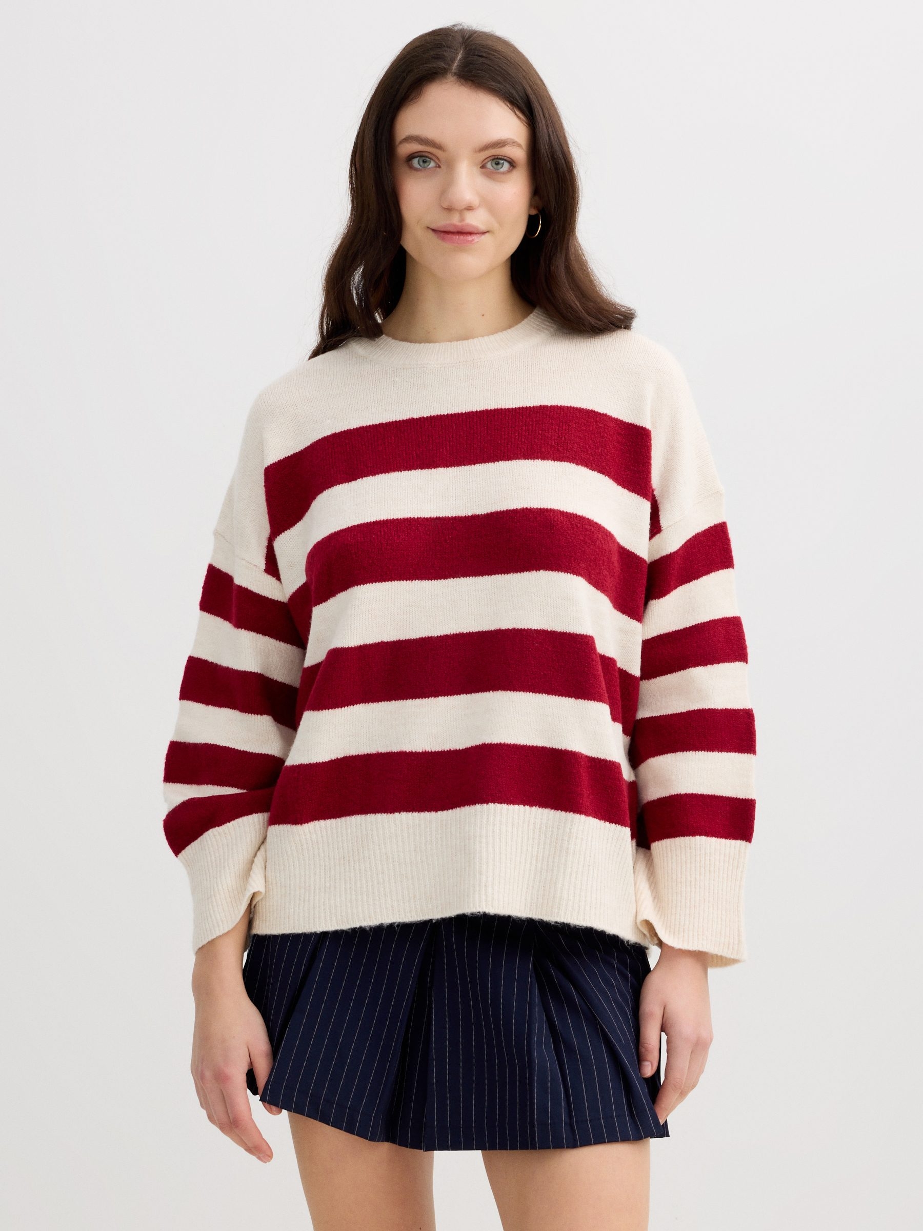 Suéter oversized listrado vermelho vista meia frontal