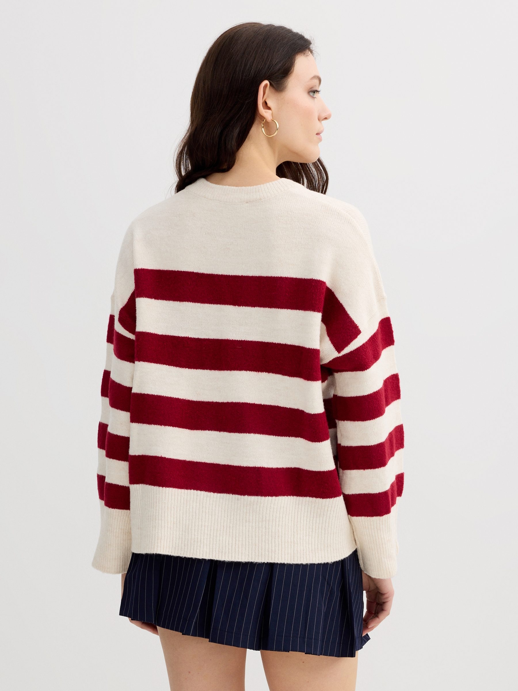 Suéter oversized listrado vermelho vista meia frontal