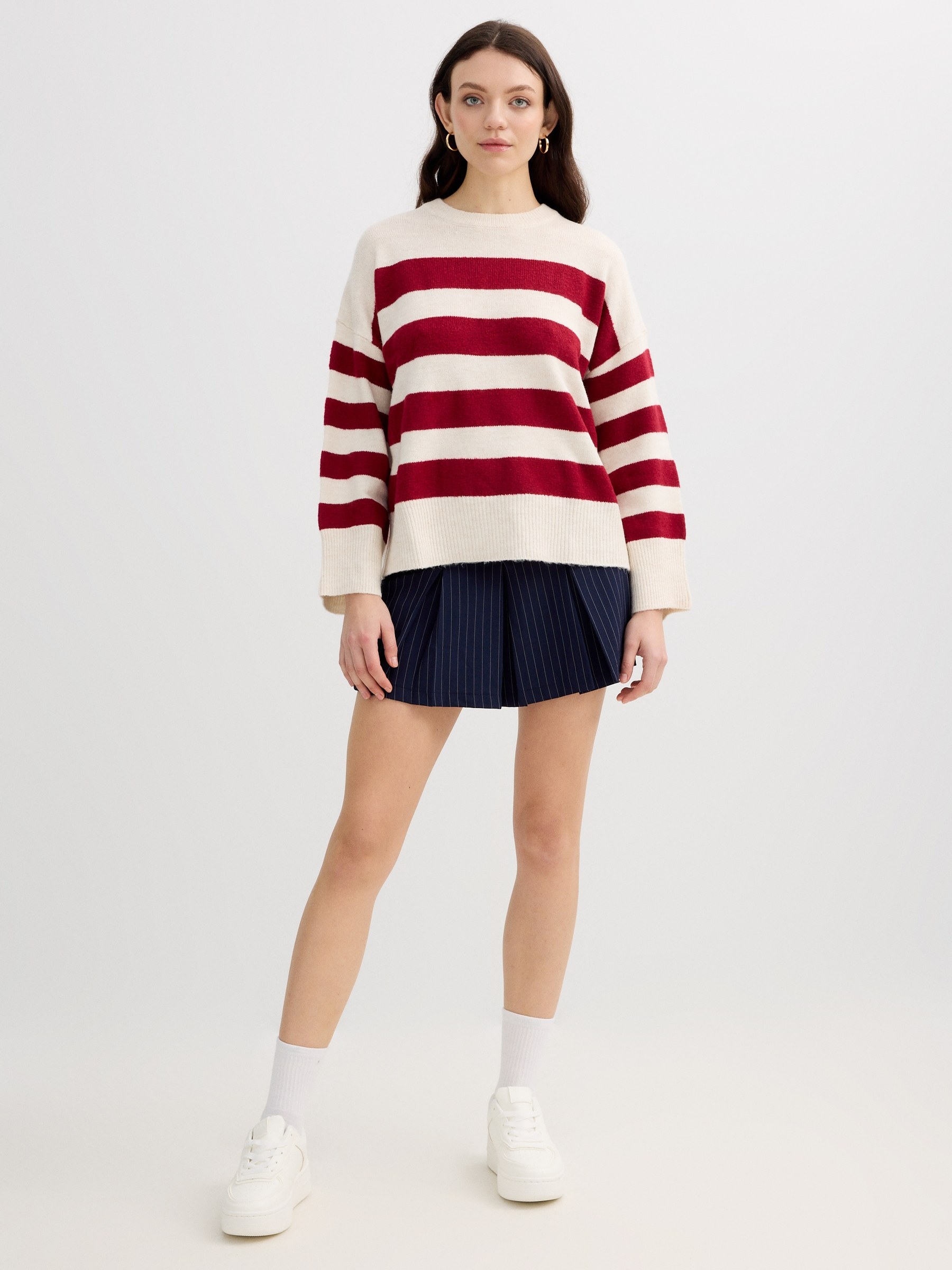 Suéter oversized listrado vermelho vista meia frontal