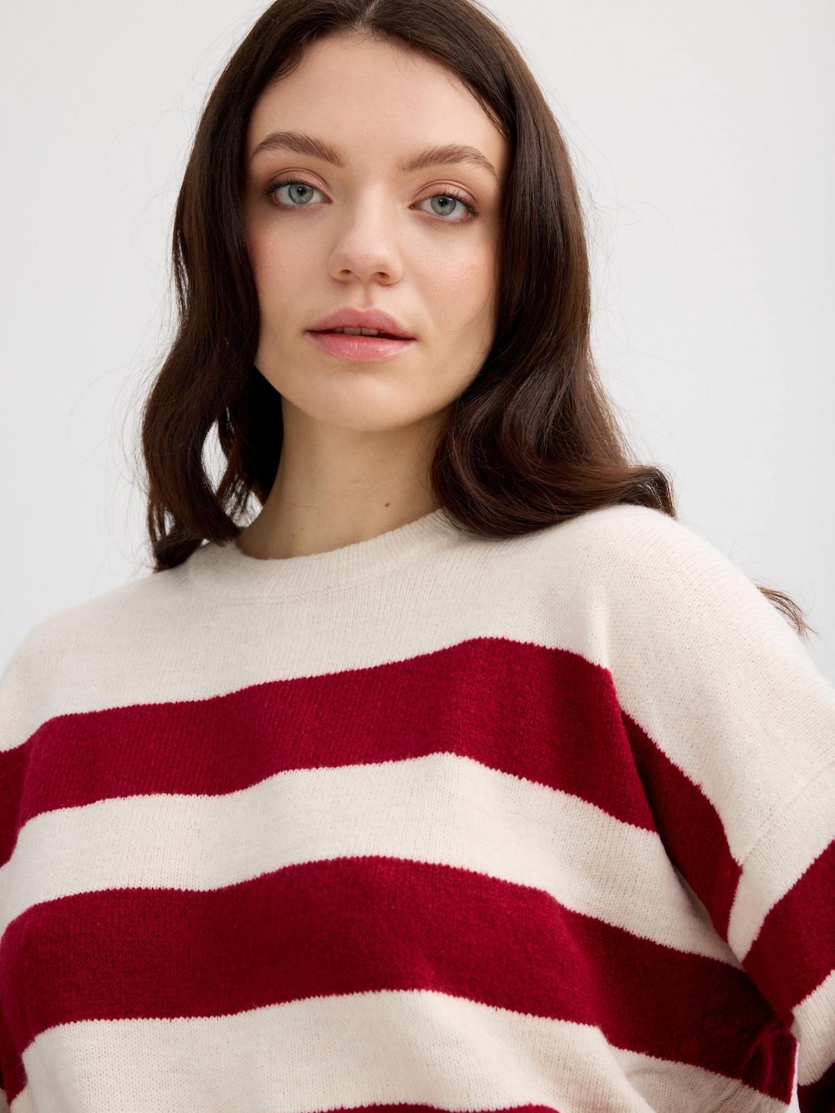 Suéter oversized listrado vermelho vista detalhe