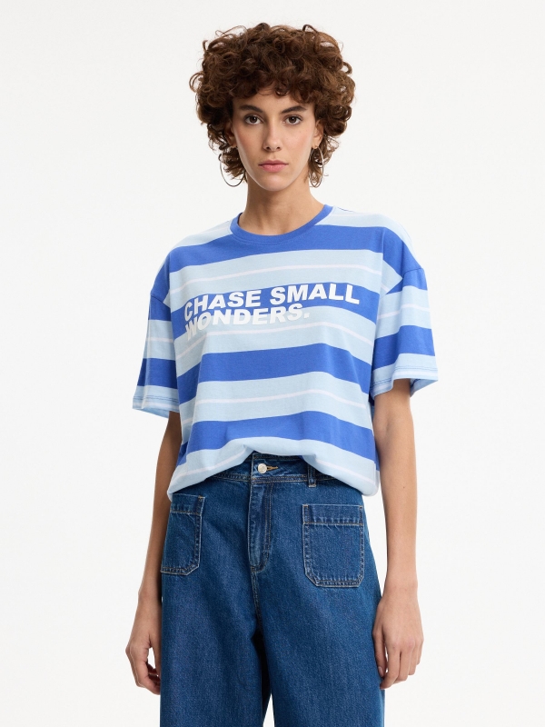 Camiseta oversize rayas y texto azul eléctrico vista media frontal