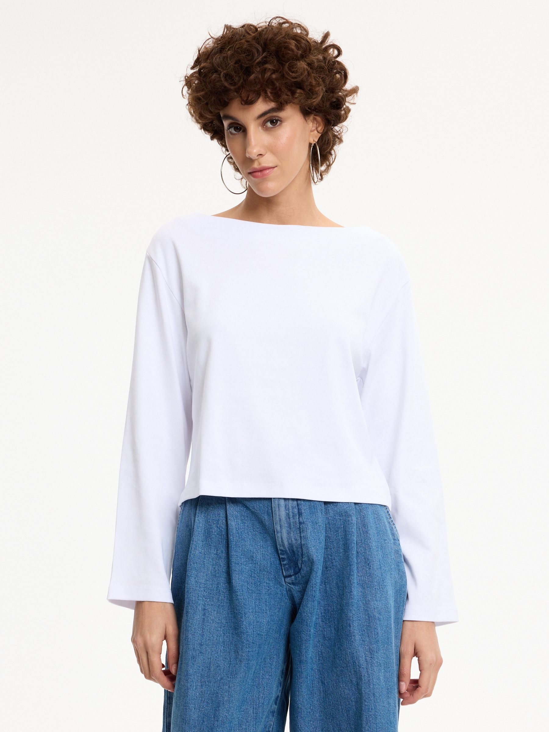 Basic t-shirt boat neck white middle front view