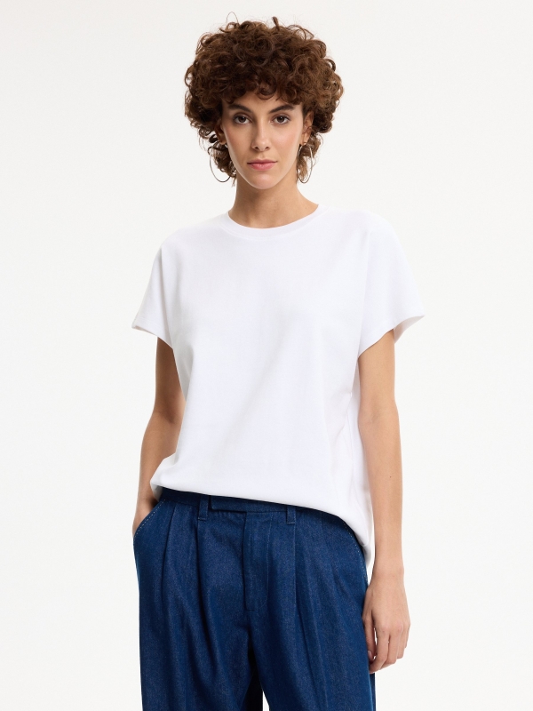 Oversized sleeveless T-shirt white middle front view