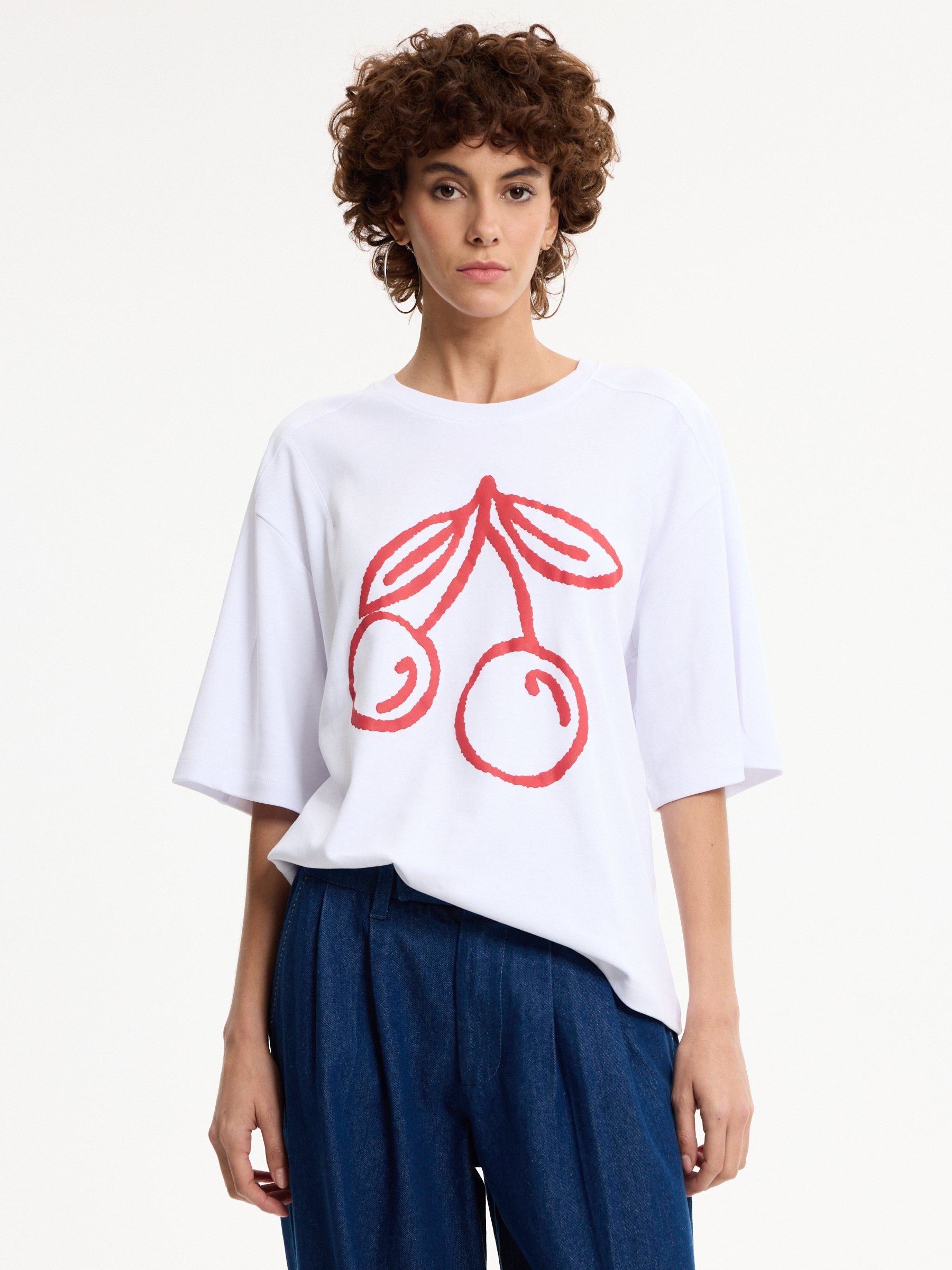 Camiseta boxy cerejas branco vista meia frontal