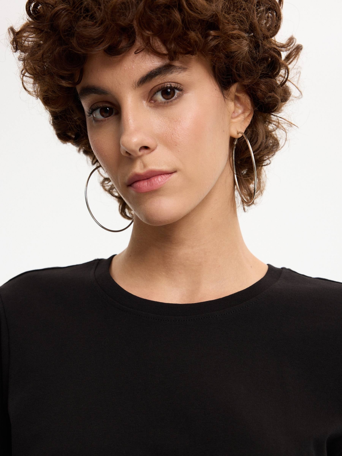 Camiseta básica algodón regular negro vista detalle