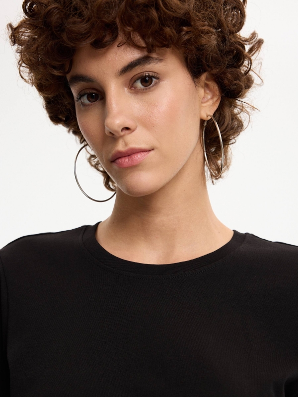 Basic cotton regular t-shirt black detail view