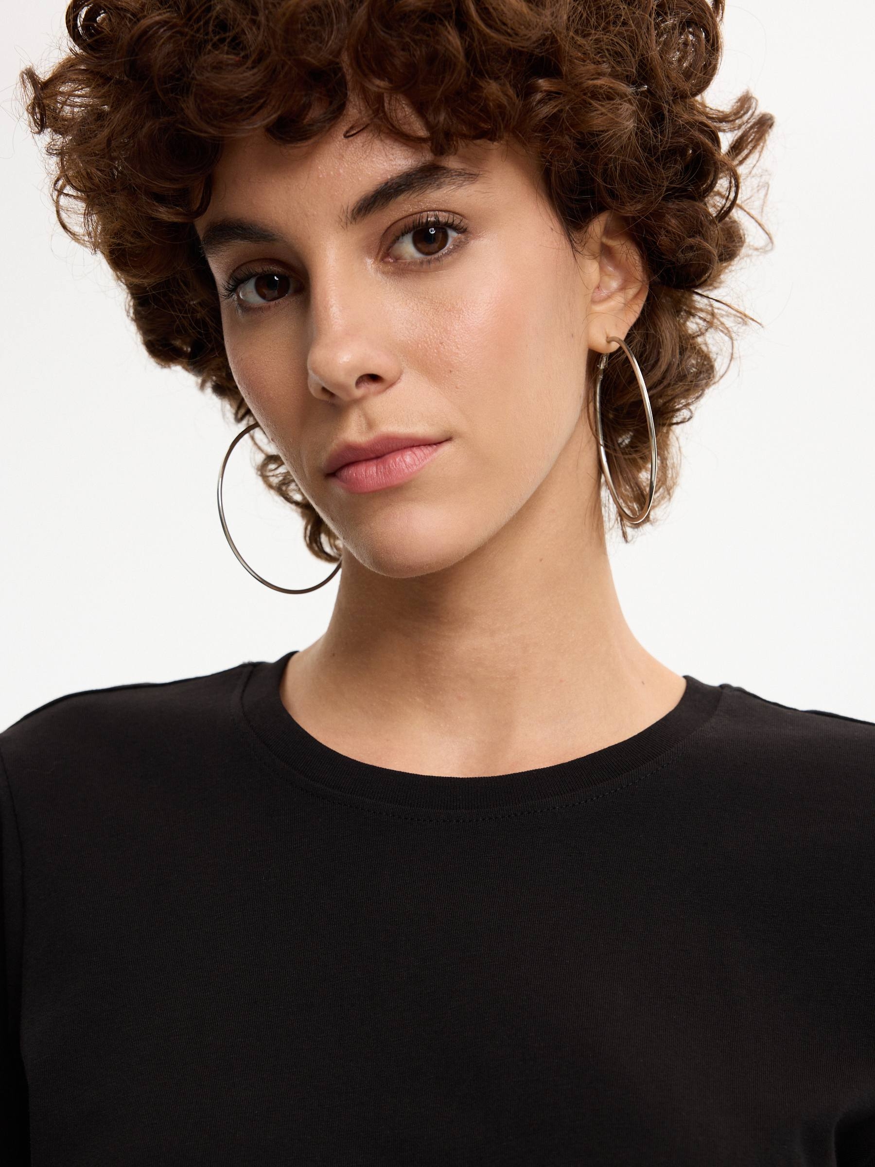 Camiseta básica algodón regular negro vista media frontal