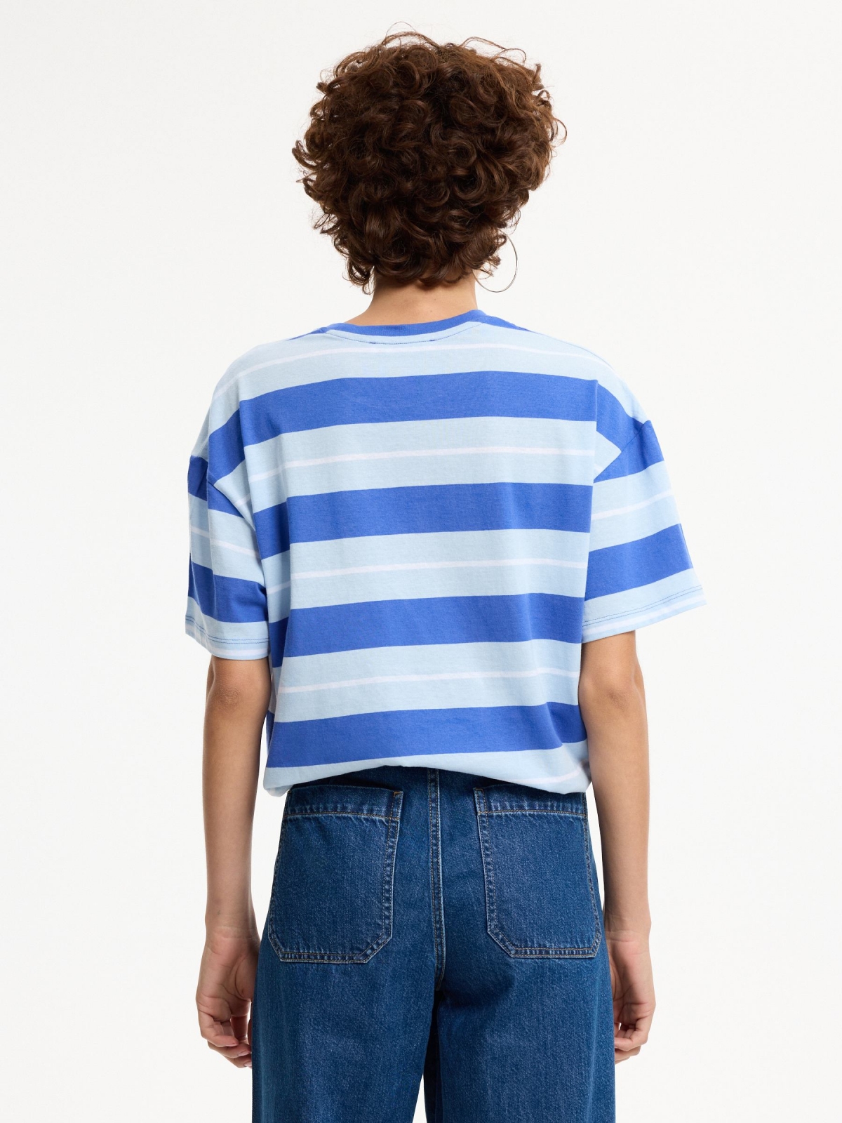 Camiseta oversized listras e texto azul eléctrico vista meia traseira