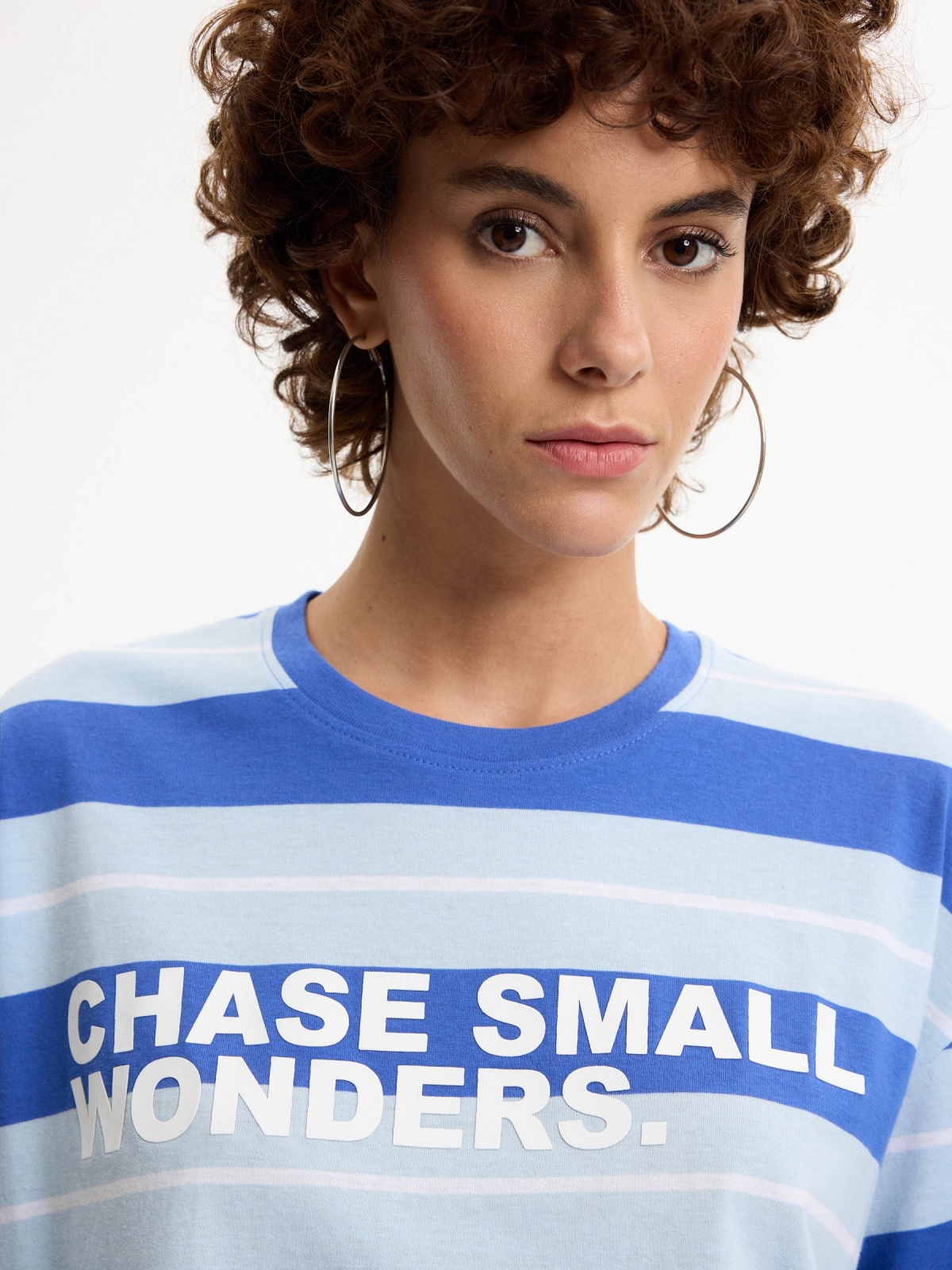 Camiseta oversize rayas y texto azul eléctrico vista detalle
