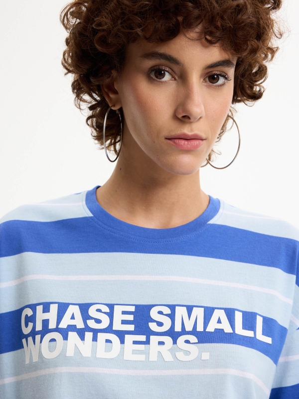 Camiseta oversize rayas y texto azul eléctrico vista detalle