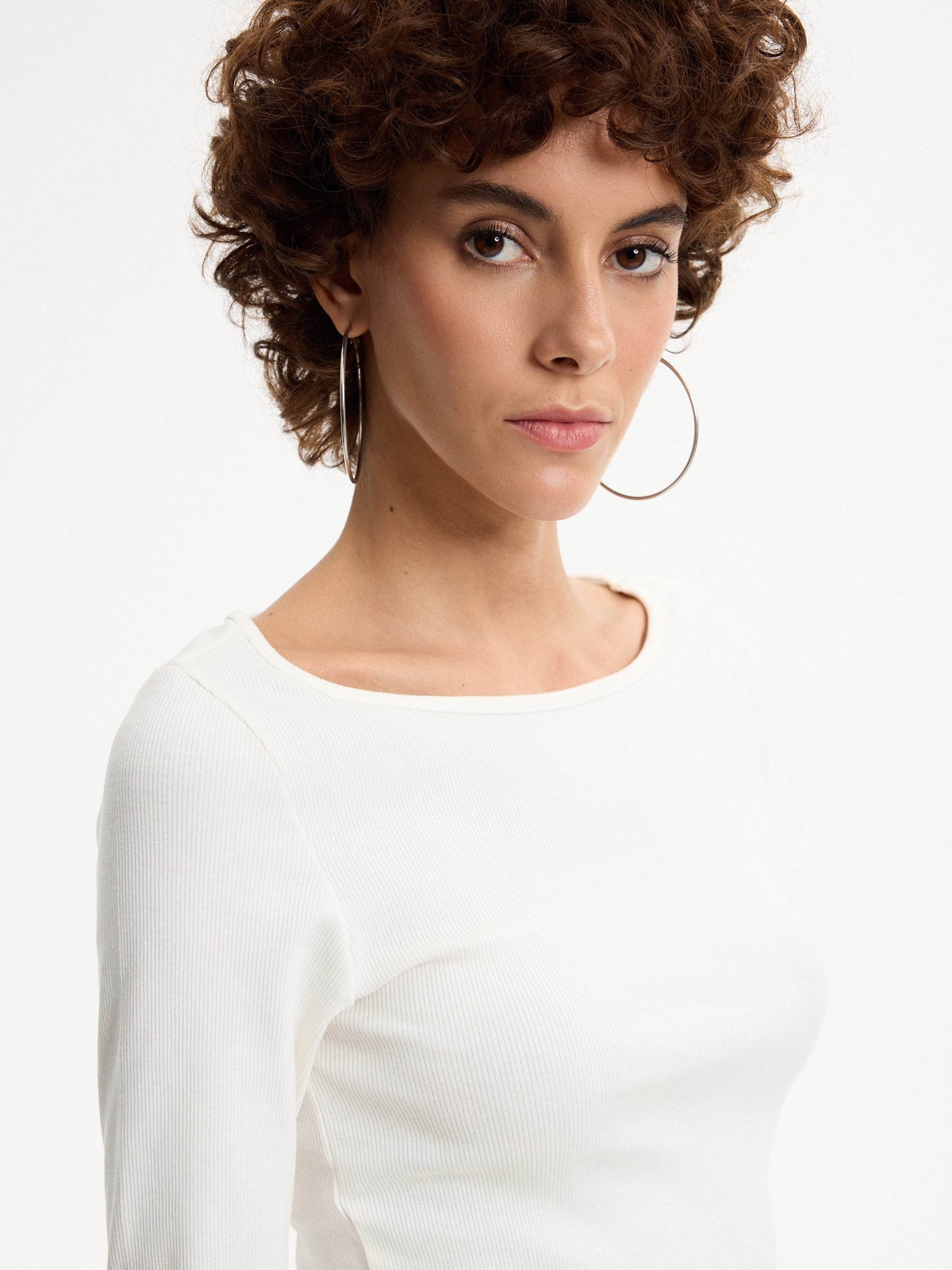 Camiseta canalé cuello barco blanco roto vista media frontal